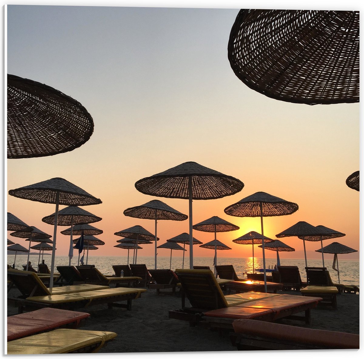 PVC Schuimplaat- Strand met Ligbedden en Rieten Parasols - 50x50 cm Foto op PVC Schuimplaa
