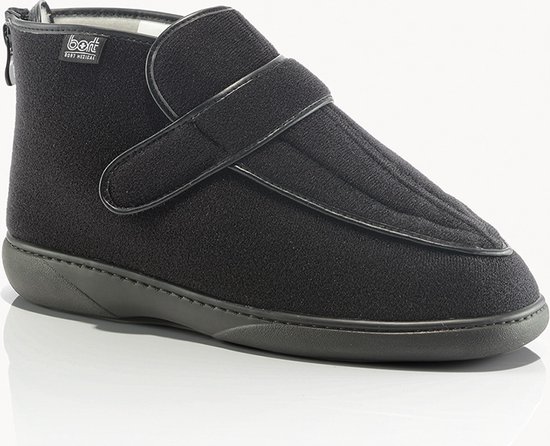 Eén zwarte medische schoen met klittenbandsluiting en ritssluiting op de hiel, op een witte achtergrond.