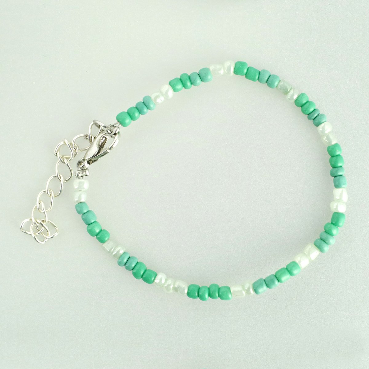 Armband met groene en witte rocailles