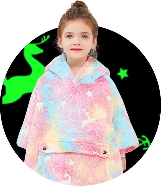 Meisje draagt een pluche hoodie deken met pastel regenboogkleuren, sterren en gloeiende eenhoorns. Zwarte achtergrond met gloeiende groene herten en sterren.
