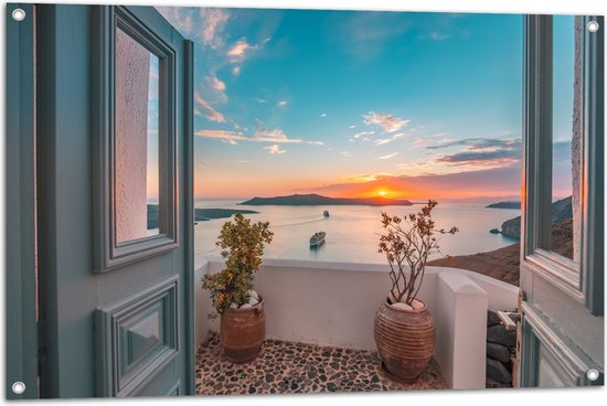 Tuinposter – Uitzicht op Zonsondergang in de Oceaan vanaf Grieks Balkon - 105x70 cm Foto op Tuinposter (wanddecoratie voor buiten en binnen)