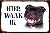 Wandbord Dieren Honden - 20x30 - Hier Waak Ik - Stafford Shire Bull Terrier