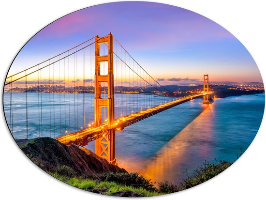 Dibond Ovaal - Verlichte Golden Gate Bridge in de Avond in San Francisco - 80x60 cm Foto op Ovaal (Met Ophangsysteem)
