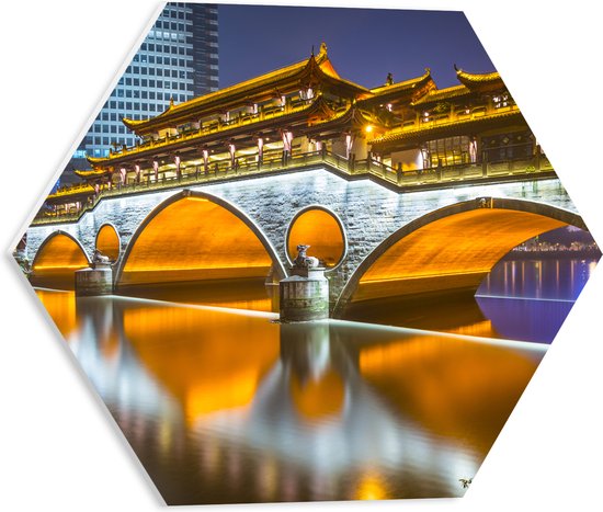PVC Schuimplaat Hexagon - Verlichte Anshun Brug in de Avond in Chengdu, China - 40x34.8 cm Foto op Hexagon (Met Ophangsysteem)