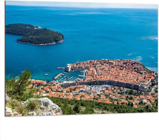 Dibond - Uitzicht op Traditionele Gebouwen van Kustplaats Dubrovnik, Kroatië - 100x75 cm Foto op Aluminium (Wanddecoratie van metaal)