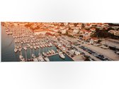 PVC Schuimplaat- Uitzicht op een Haven in Kroatië tijdens de Avondzon - 90x30 cm Foto op PVC Schuimplaat