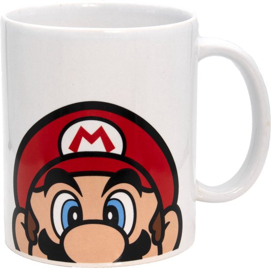 Witte mok met de onderkant van Mario's gezicht en rode pet met M-logo.