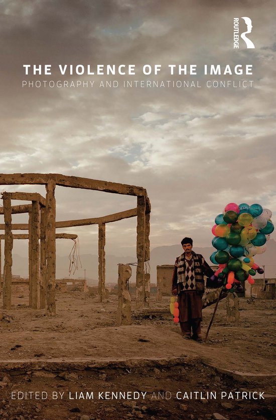 Een man met veelkleurige ballonnen staat in een ruïneveld onder een zware hemel. De titel 'THE VIOLENCE OF THE IMAGE PHOTOGRAPHY AND INTERNATIONAL CONFLICT' staat bovenaan.