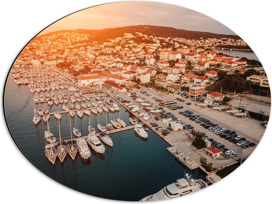Dibond Ovaal - Uitzicht op een Haven in Kroatië tijdens de Avondzon - 56x42 cm Foto op Ovaal (Met Ophangsysteem)