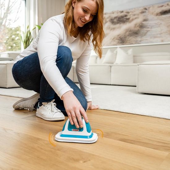 Vrouw poetst met de blauw-witte Livington MultiScrubber op een houten vloer.