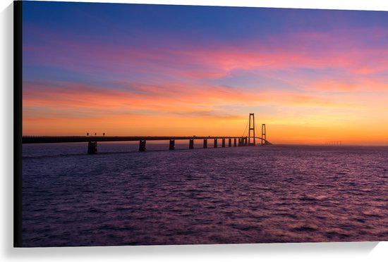 Canvas - Uitzicht op De Grote Beltbrug tijdens Zonsondergang in Korsør, Denemarken - 90x60 cm Foto op Canvas Schilderij (Wanddecoratie op Canvas)