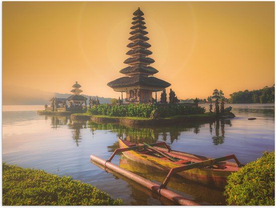 Poster (Mat) - Smalle Hoge Pura Ulun Danu Bratan Tempel omringd door Water in Indonesië - 80x60 cm Foto op Posterpapier met een Matte look