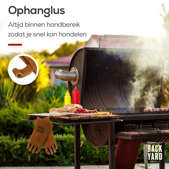 Paar bruine leren barbecue handschoenen naast een grill.