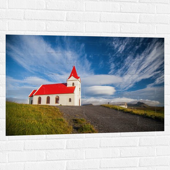 Muursticker - Rood met Wit Kapelletje onder Sluierbewolking - 105x70 cm Foto op Muursticker