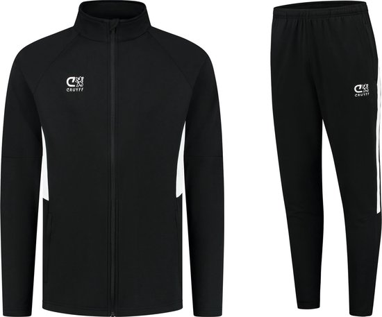 Zwart Cruyff trainingspak: trainingsjack met witte zijpanelen en trainingsbroek met witte streep.