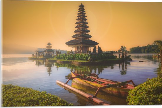 Acrylglas - Smalle Hoge Pura Ulun Danu Bratan Tempel omringd door Water in Indonesië - 60x40 cm Foto op Acrylglas (Wanddecoratie op Acrylaat)