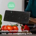 Magneetblok van walnoothout met RVS voet, omgekeerd gehouden. Text: "Kracht, stabiliteit en veiligheid - voor een gelukkig thuis".