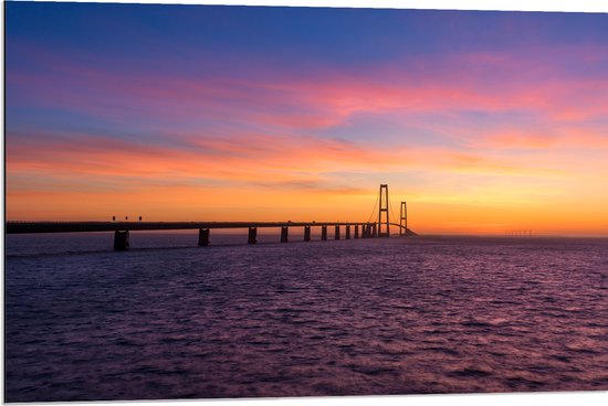 Dibond - Uitzicht op De Grote Beltbrug tijdens Zonsondergang in Korsør, Denemarken - 90x60 cm Foto op Aluminium (Met Ophangsysteem)