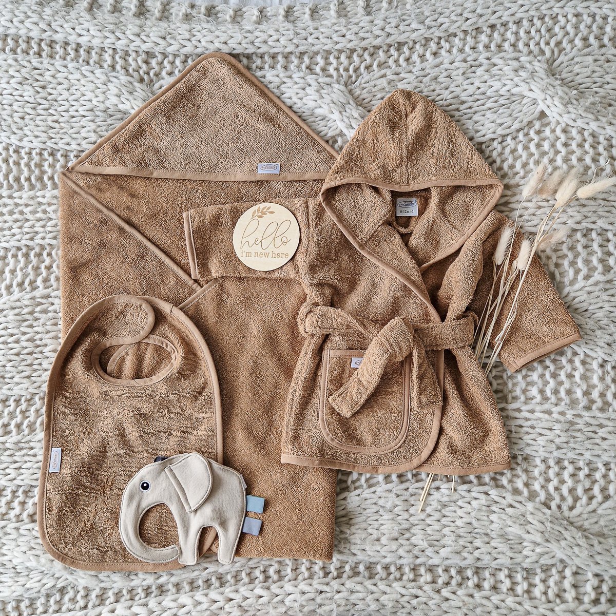 Goedkoopste Kraamcadeau giftbox essentials L bruin - Jongen - Meisje - Unisex - Babygeschenkset - Baby cadeau - Kraammand