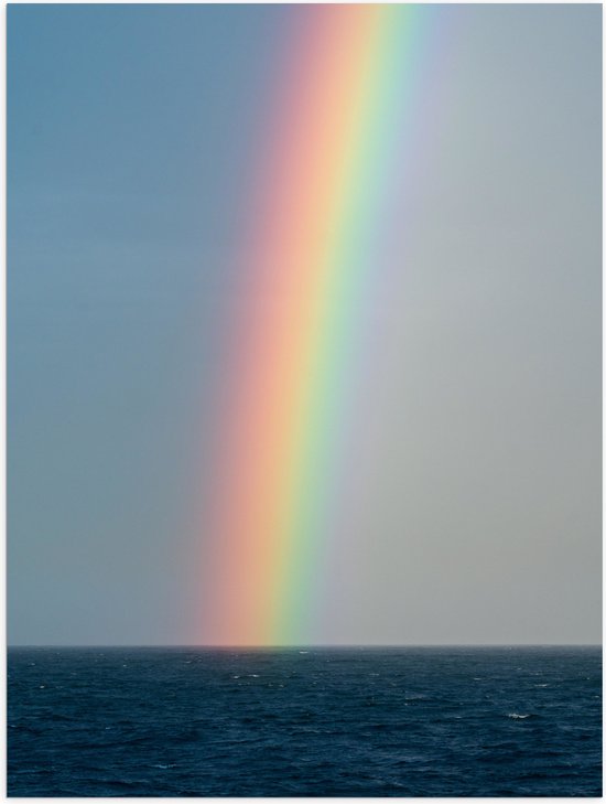 WallClassics - Poster Glanzend – Heldere Regenboog Landend in Zeewater - 60x80 cm Foto op Posterpapier met Glanzende Afwerking