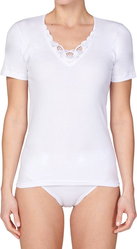 T-shirt blanc à manches courtes avec garniture en dentelle sur le col en V.