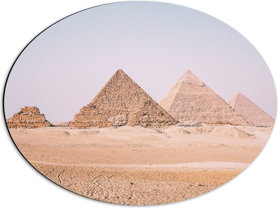 Dibond Ovaal - Piramides van Gizeh in de Woestijn - 56x42 cm Foto op Ovaal (Met Ophangsysteem)