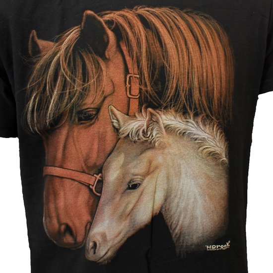 Zwart t-shirt met close-up van een bruin paard met een veulen ernaast. Het paard draagt een hoofdstel.