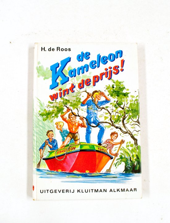 Boek 'De Kameleon wint de prijs' met op de cover vijf jongens in een rode boot.