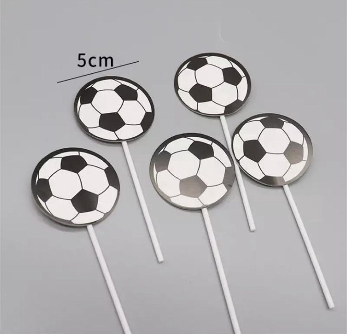Akyol - Voetbal topper - Cupcake topper - Voetbal - 12 stuks -Taart topper - Cake - Prikker - Decoratie - 13 cm -verjaardag voetbal topper - cupcake topper voetbal -voetbal verjaardag -cocktail prikker voetbal