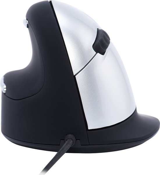 Zwarte ergonomische muis met zilverkleurige accenten, gezien vanaf de zijkant.