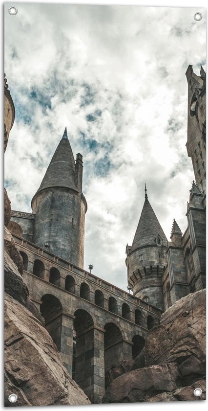 Tuinposter – Onderaanzicht van Hogwarts Castle - 50x100 cm Foto op Tuinposter (wanddecoratie voor buiten en binnen)