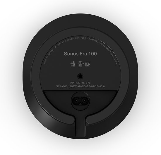 Onderkant van de zwarte Sonos Era 100 speaker met productinformatie en stroomaansluiting.