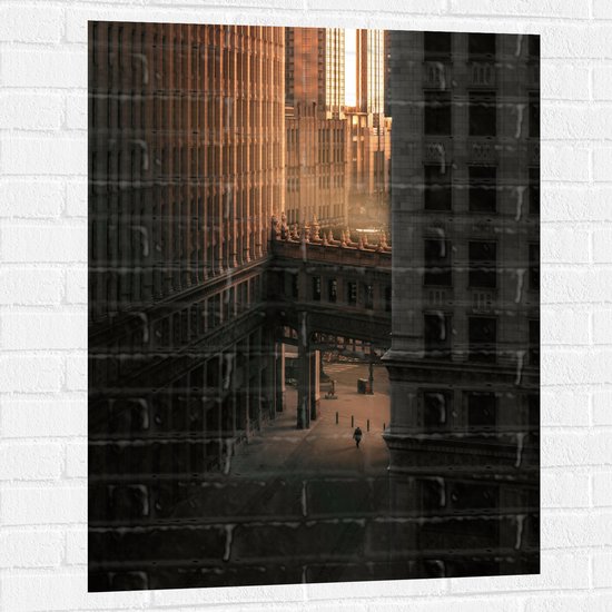 Muursticker - Twee overlopende Gebouwen in een donkere Stad - 75x100 cm Foto op Muursticker