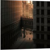 PVC Schuimplaat- Twee overlopende Gebouwen in een donkere Stad - 80x80 cm Foto op PVC Schuimplaat