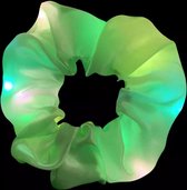 Akyol - LED scrunchie groen – lichtgevend - haarband - halloween - halloween haarband - Haarelastiek - neon groen - neon haar elastiek - haar elastiek groen - Haaraccessoires - crunch elastiek - festival - foute feest - groen elastiek voor haar