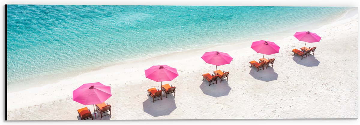 Dibond - Ligbedden onder Roze Parasols op het Witte Strand bij Blauwe Oceaan - 60x20 cm Fo