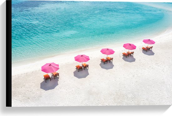 Canvas - Ligbedden onder Roze Parasols op het Witte Strand bij Blauwe Oceaan - 60x40 cm Foto op Canvas Schilderij (Wanddecoratie op Canvas)