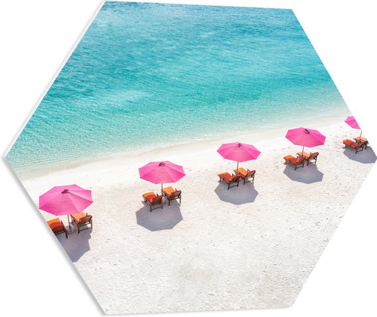 PVC Schuimplaat Hexagon - Ligbedden onder Roze Parasols op het Witte Strand bij Blauwe Oceaan - 60x52.2 cm Foto op Hexagon (Met Ophangsysteem)