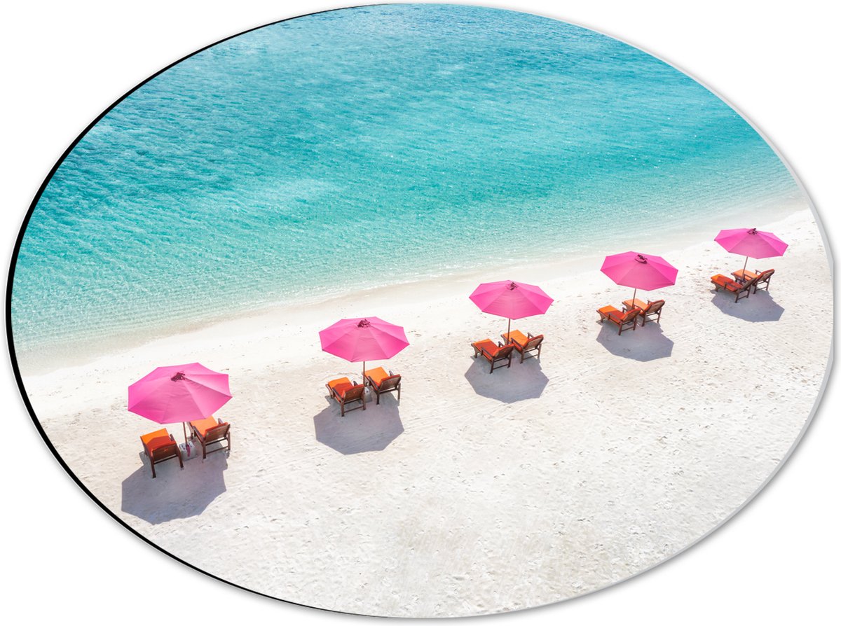 Dibond Ovaal - Ligbedden onder Roze Parasols op het Witte Strand bij Blauwe Oceaan - 40x30