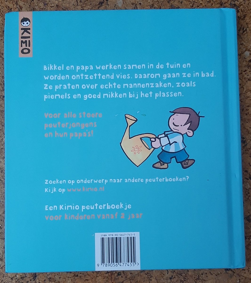 Achterkant van een kinderboek met illustratie van een jongen met gieter. Tekst: Bikkel en papa werken samen in de tuin en worden ontzettend vies.