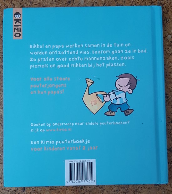 Achterkant van een kinderboek met illustratie van een jongen met gieter. Tekst: Bikkel en papa werken samen in de tuin en worden ontzettend vies.