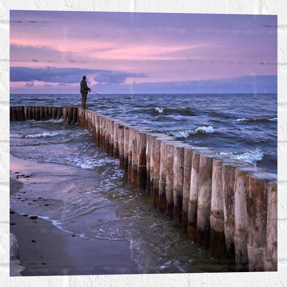 Muursticker - Man op Palen in de Wilde Zee tijdens het Vissen - 50x50 cm Foto op Muurstick