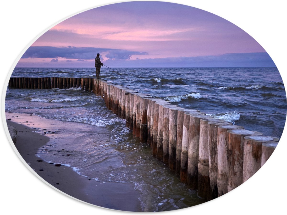 PVC Schuimplaat Ovaal - Man op Palen in de Wilde Zee tijdens het Vissen - 28x21 cm Foto op