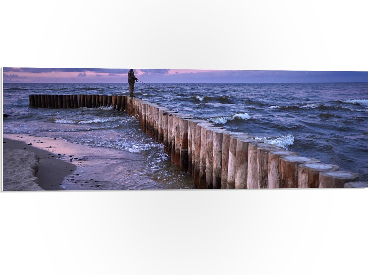 PVC Schuimplaat- Man op Palen in de Wilde Zee tijdens het Vissen - 90x30 cm Foto op PVC Sc
