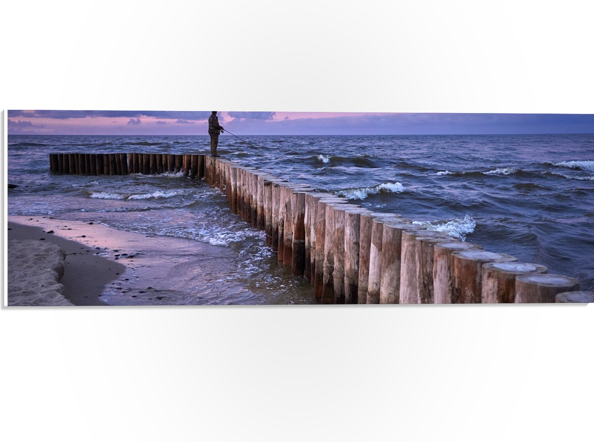 PVC Schuimplaat- Man op Palen in de Wilde Zee tijdens het Vissen - 60x20 cm Foto op PVC Sc