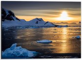 Dibond - IJsbergen langs Bevroren Meer tijdens Felle Zonsondergang - 40x30 cm Foto op Aluminium (Wanddecoratie van metaal)