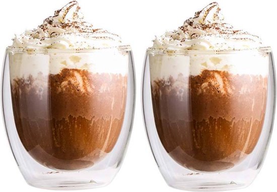 Deux verres à double paroi, chacun rempli de café crémeux, de crème fouettée et de cacao en poudre.