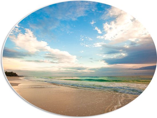 PVC Schuimplaat Ovaal - Kalme Oceaan aanstromend op het Strand onder Wolkenveld - 56x42 cm Foto op Ovaal (Met Ophangsysteem)