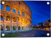 WallClassics - Tuinposter – Voetpad langs Colloseum van Rome in de Avond - 40x30 cm Foto op Tuinposter (wanddecoratie voor buiten en binnen)