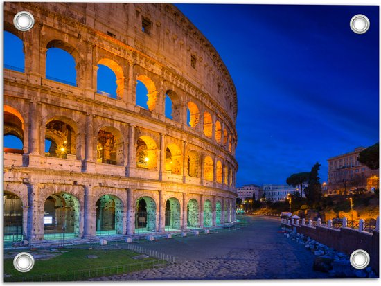 WallClassics - Tuinposter – Voetpad langs Colloseum van Rome in de Avond - 40x30 cm Foto op Tuinposter (wanddecoratie voor buiten en binnen)